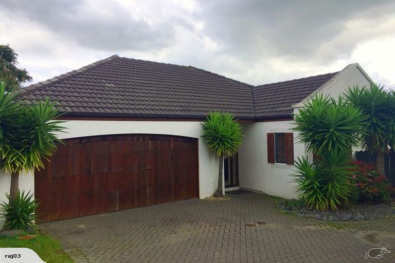 Photo of property in 2/11 Ribbonwood Crescent, Goodwood Heights, Auckland, 2105