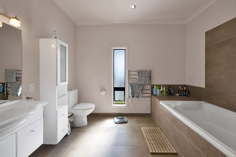 Photo of property in 630 South Road, Omata, New Plymouth, 4374