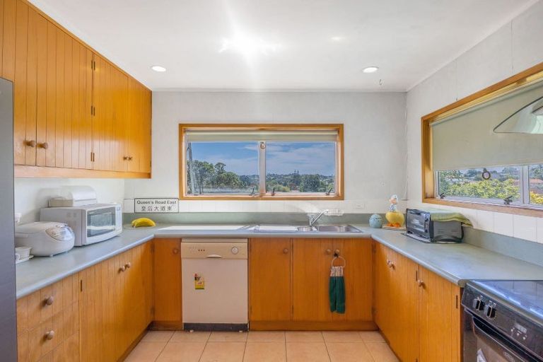 Photo of property in 10 Manutara Avenue, Forrest Hill, Auckland, 0620