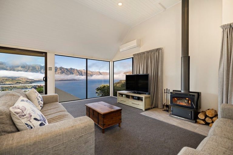 Photo of property in 110b Wynyard Crescent, Fernhill, Queenstown, 9300