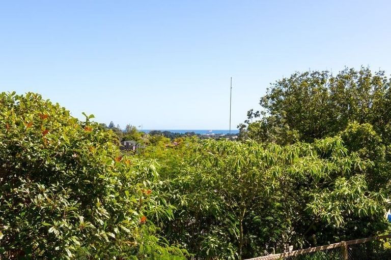 Photo of property in 3 Lindaver Grove, Merrilands, New Plymouth, 4312