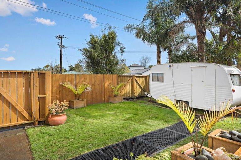 Photo of property in 1/9 Merton Avenue, Glenfield, Auckland, 0627