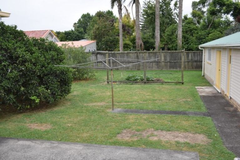 Photo of property in 25 Yeovil Road, Te Atatu Peninsula, Auckland, 0610