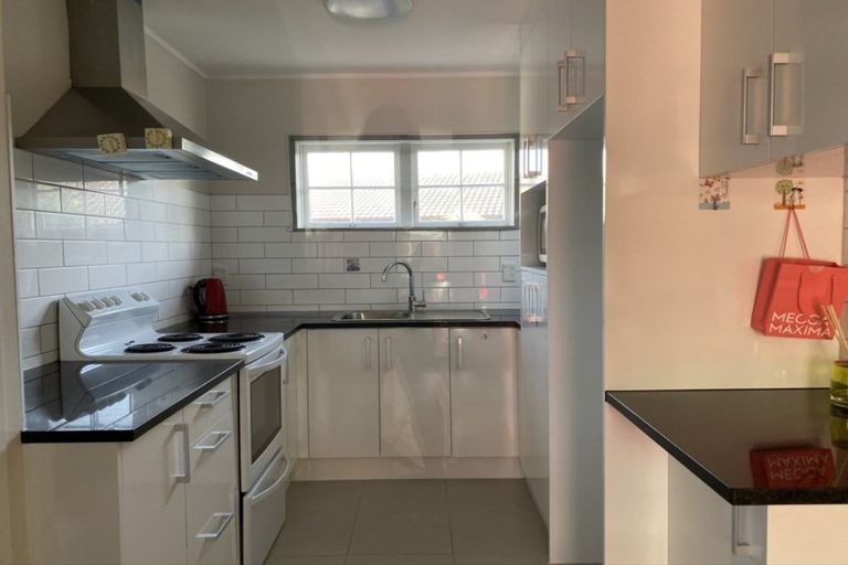 Photo of property in 1/23 Manhattan Heights, Glendene, Auckland, 0602