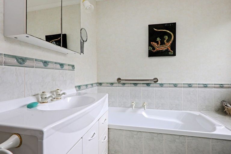 Photo of property in 9 Malbec Way, Greenmeadows, Napier, 4112