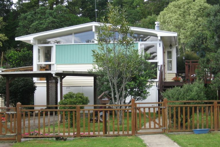 Photo of property in 4 Staincross Street, Green Bay, Auckland, 0604