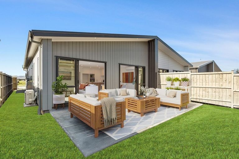 Photo of property in 18 Rauriki Lane, Rosehill, Papakura, 2113