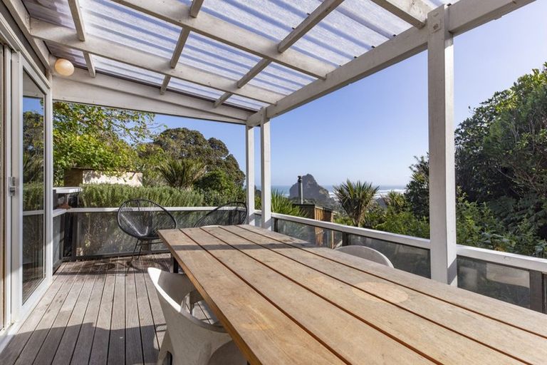 Photo of property in 98 Seaview Road, Piha, New Lynn, 0772