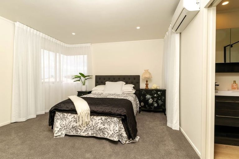 Photo of property in 26 Whiting Grove, West Harbour, Auckland, 0618
