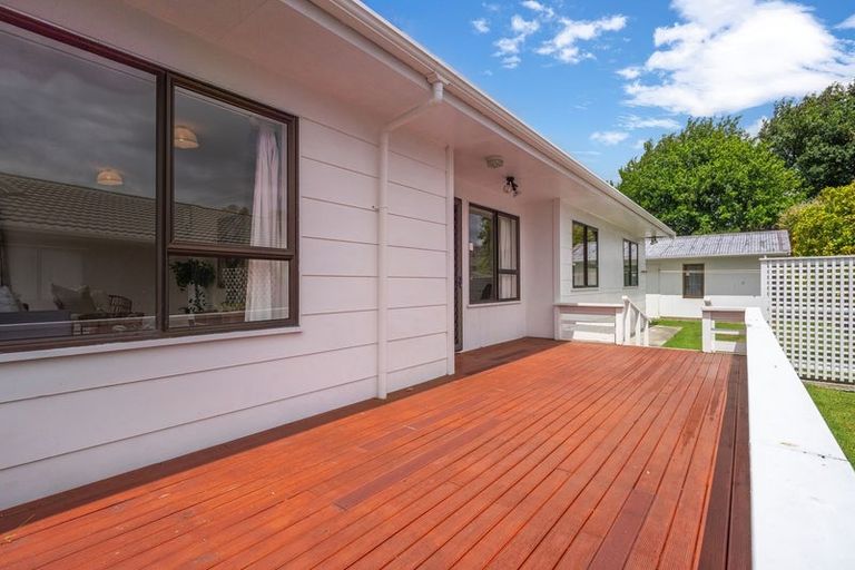 Photo of property in 15 Atarau Grove, Paraparaumu, 5032