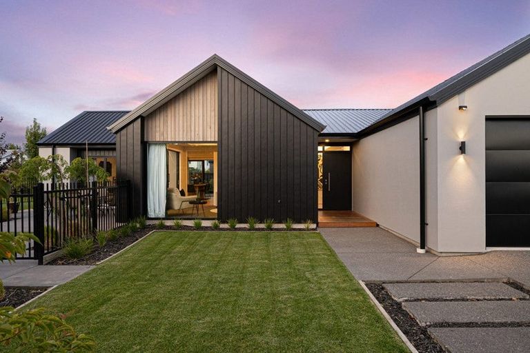 Photo of property in 8 Kirkland Crescent, Harewood, Christchurch, 8051