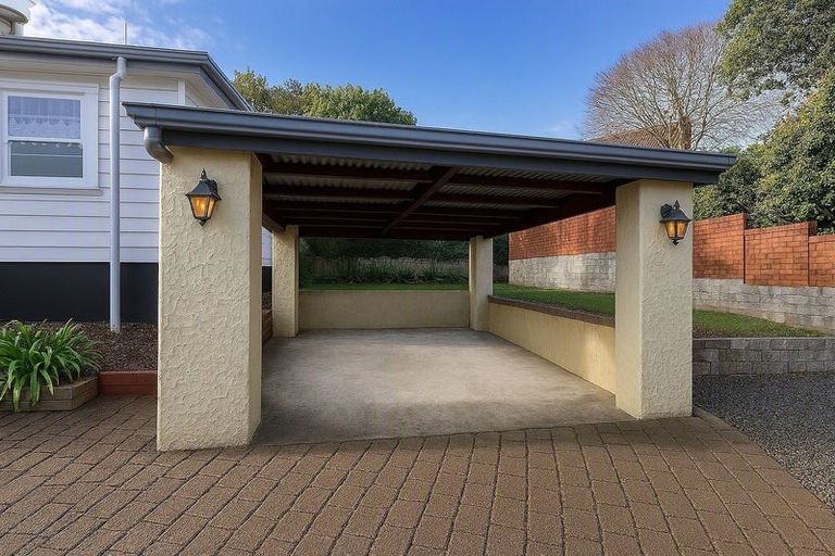Photo of property in 14 Elsted Place, Goodwood Heights, Auckland, 2105
