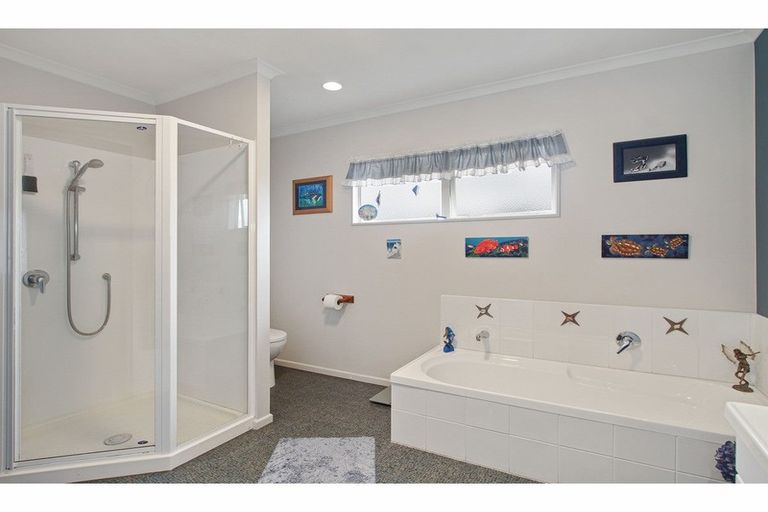 Photo of property in 78 Sunset Road, Unsworth Heights, Auckland, 0632