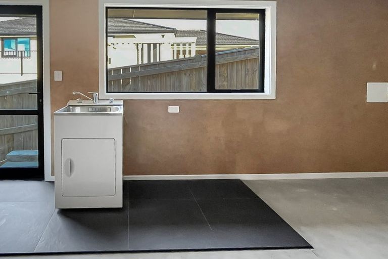 Photo of property in 11 Gibraltar Way, Fitzherbert, Palmerston North, 4410