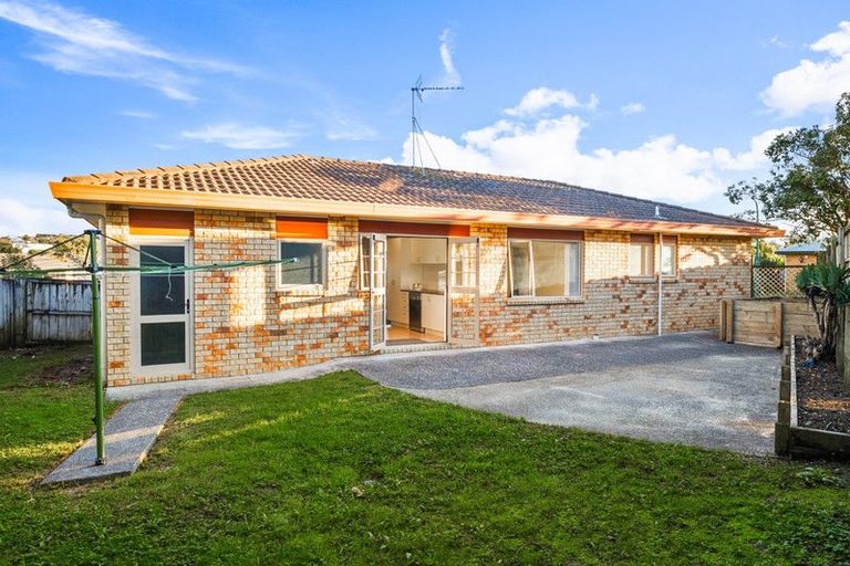 Photo of property in 28 Ginders Drive, Massey, Auckland, 0614