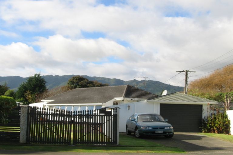 Photo of property in 17 Greenaway Road, Waikanae, 5036