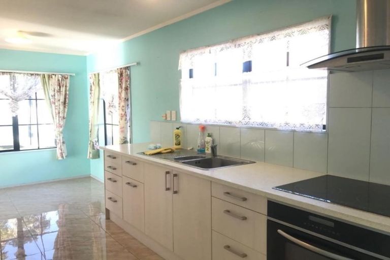 Photo of property in 2/16 De Quincey Terrace, Highland Park, Auckland, 2010