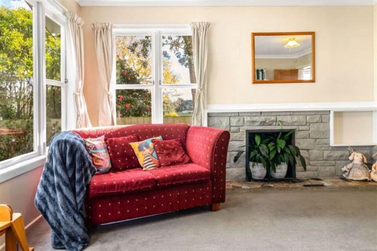 Photo of property in 17 Albert Road, Kelston, Auckland, 0602