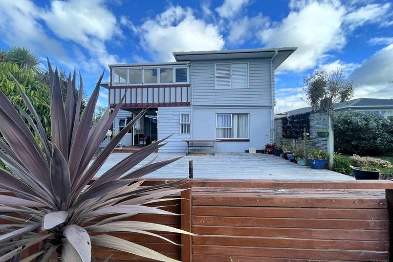 Photo of property in 8 Divich Avenue, Te Atatu South, Auckland, 0610