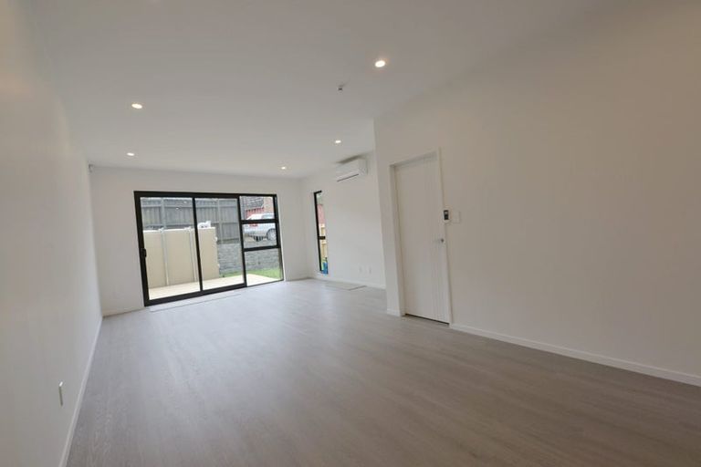 Photo of property in 43c Fitzherbert Avenue, West Harbour, Auckland, 0618