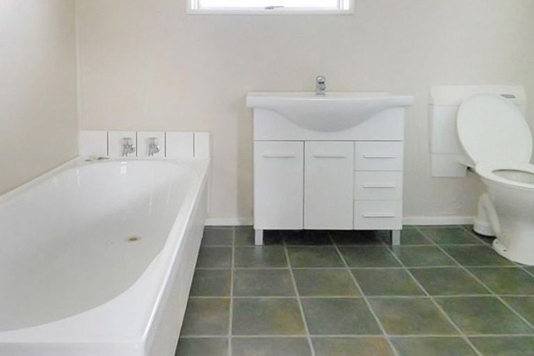 Photo of property in 2 Burns Street, Kew, Invercargill, 9812