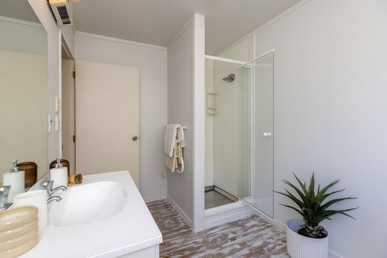 Photo of property in 131 Renown Road, Raumati South, Paraparaumu, 5032