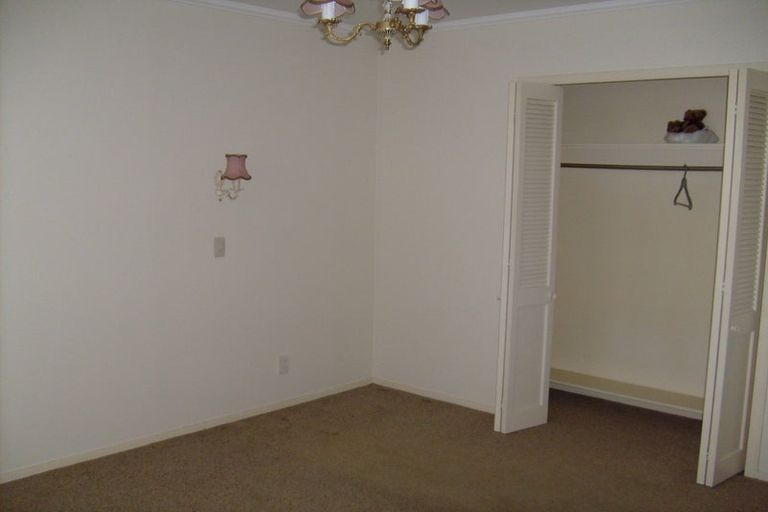 Photo of property in 3 Tanera Crescent, Brooklyn, Wellington, 6021