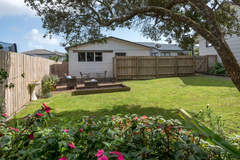 Photo of property in 25 Gosford Drive, Botany Downs, Auckland, 2010