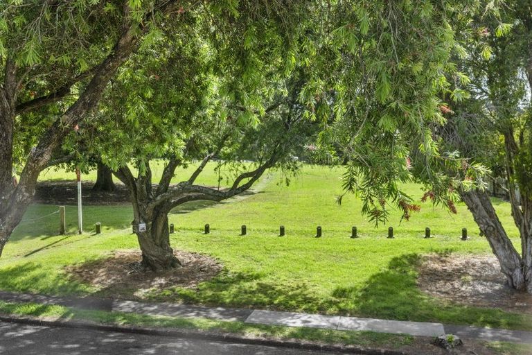 Photo of property in 28 Himalaya Drive, Half Moon Bay, Auckland, 2012