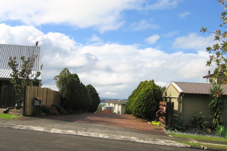Photo of property in 5 Pounamu Place, Shelly Park, Auckland, 2014