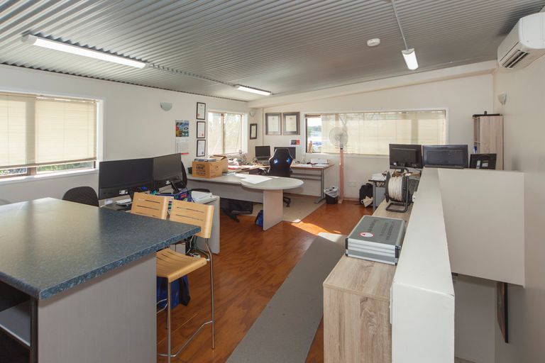 Photo of property in 13 Central Park Drive, Te Atatu South, Auckland, 0610