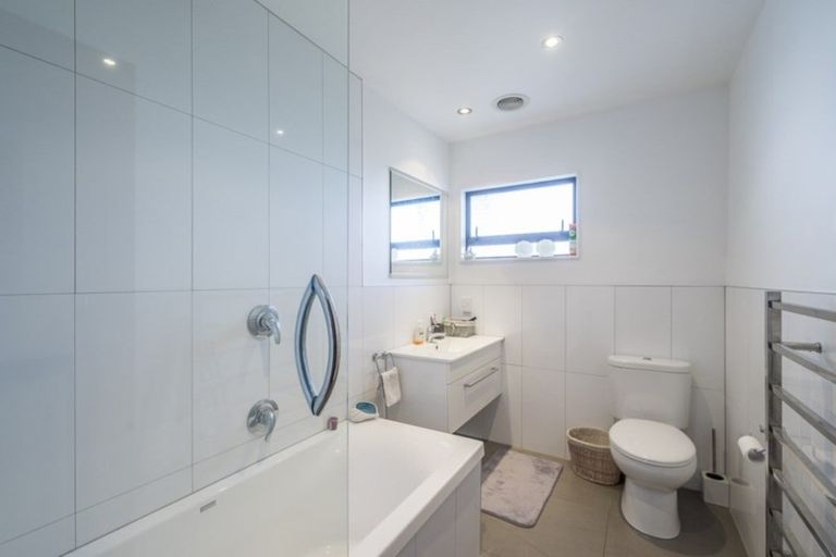 Photo of property in 128 Winara Avenue, Waikanae, 5036