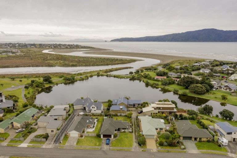 Photo of property in 8 Te Ropata Place, Waikanae Beach, Waikanae, 5036