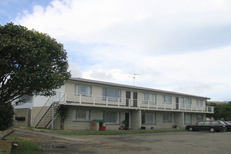 Photo of property in 2/12 Oxford, Tawa, Wellington, 5028