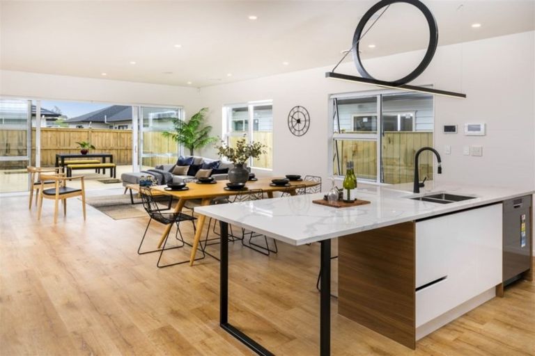 Photo of property in 60 Schoolside Road, Kumeu, 0810