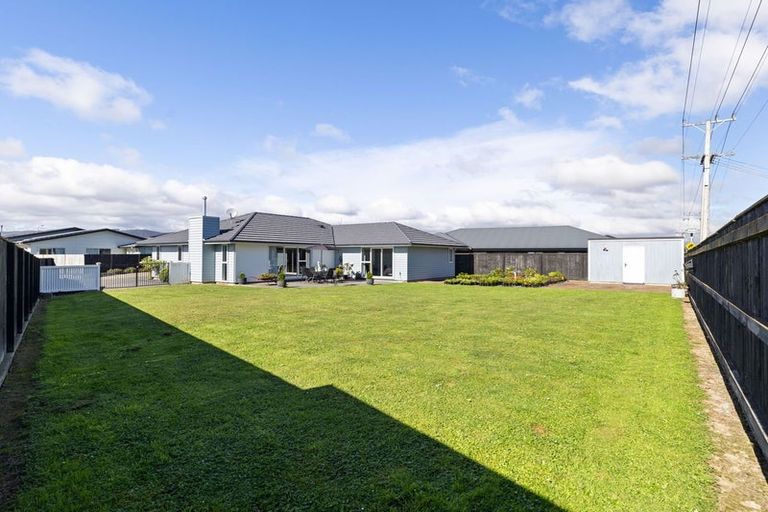 Photo of property in 111 Johnstone Drive, Fitzherbert, Palmerston North, 4410