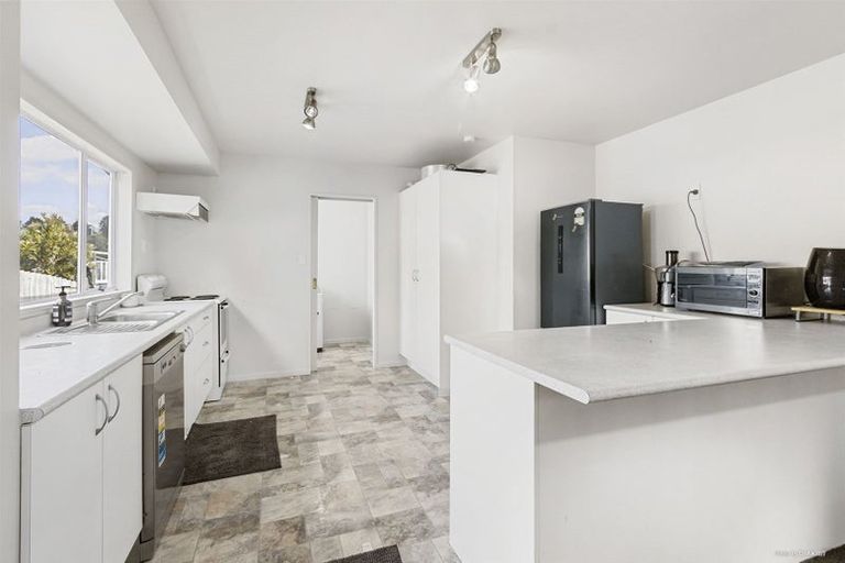 Photo of property in 2/39 Sungrove Rise, Sunnyvale, Auckland, 0612