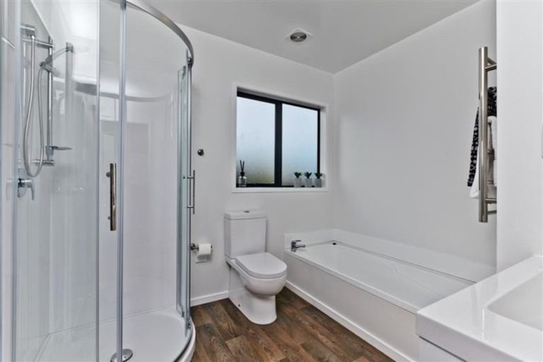 Photo of property in 1/5 Kilham Avenue, Northcote, Auckland, 0627