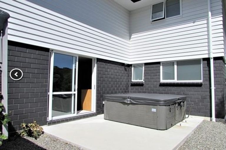 Photo of property in 10 Cromwell Point, Newlands, Wellington, 6037