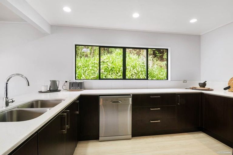 Photo of property in 6 Heatherleigh Rise, Northcross, Auckland, 0632