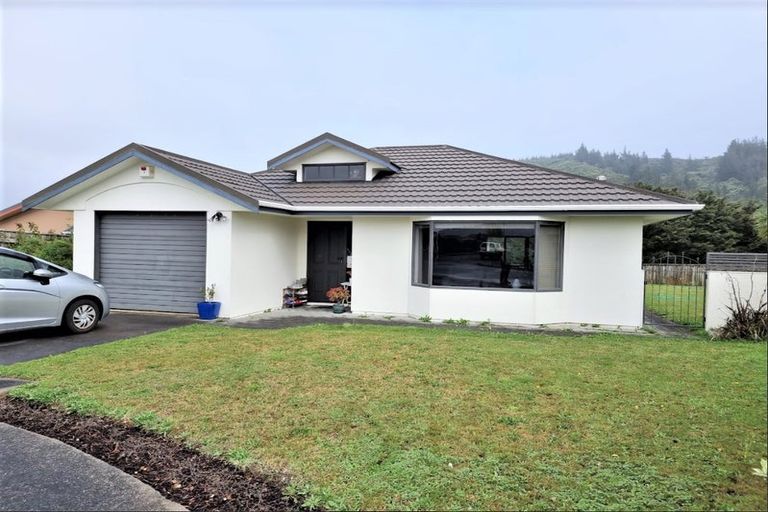 Photo of property in 16 Ormrod Grove, Riverstone Terraces, Upper Hutt, 5018