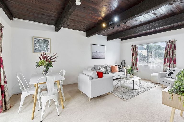 Photo of property in 138 Akaroa Drive, Maupuia, Wellington, 6022