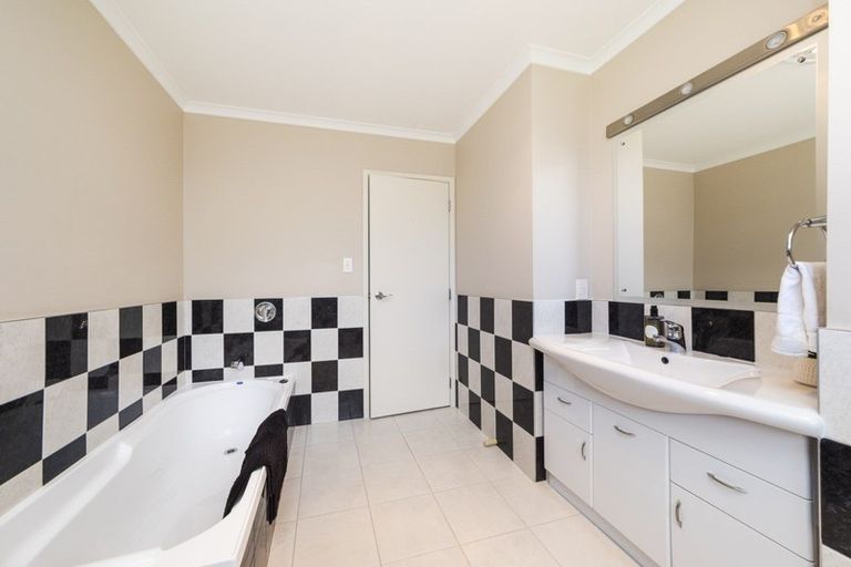 Photo of property in 10 Brooklyn Heights Drive, Kelvin Grove, Palmerston North, 4414