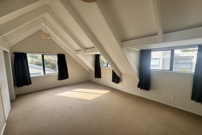 Photo of property in 6 Tiketike Way, Brooklyn, Wellington, 6021