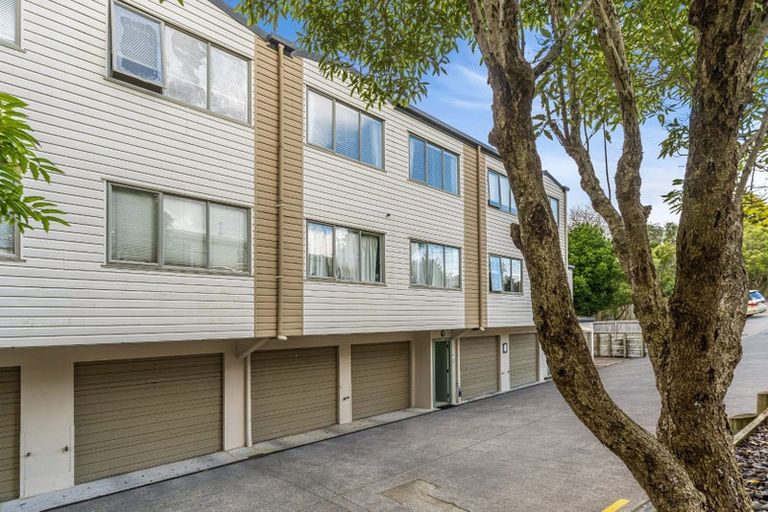Photo of property in The Haven, 4/120 Beach Haven Road, Beach Haven, Auckland, 0626