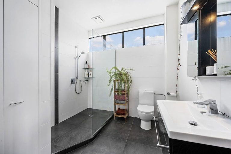 Photo of property in Endeavour Apartments, 11/125 Thorndon Quay, Pipitea, Wellington, 6011