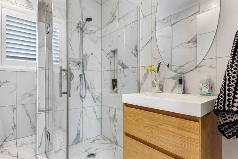 Photo of property in 111a Saint Andrews Square, Strowan, Christchurch, 8052