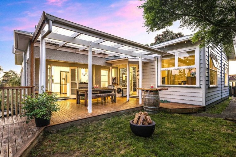 Photo of property in 1/13 Woodhouse Place, West Harbour, Auckland, 0618