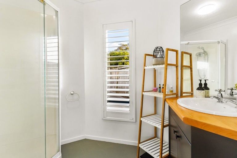 Photo of property in 2/87 Island Bay Road, Beach Haven, Auckland, 0626