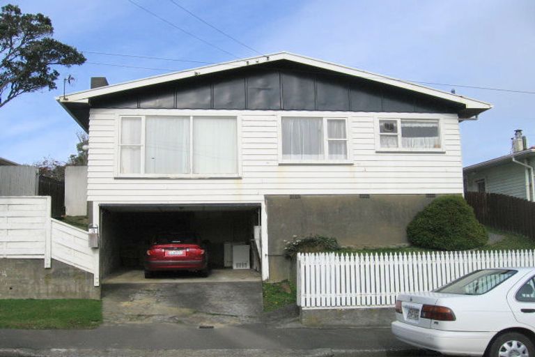 Photo of property in 3 Alder Place, Newlands, Wellington, 6037